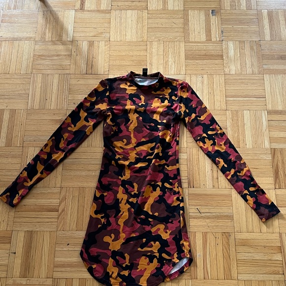 Revamped camo print orange tee-dress - Picture 2 of 3